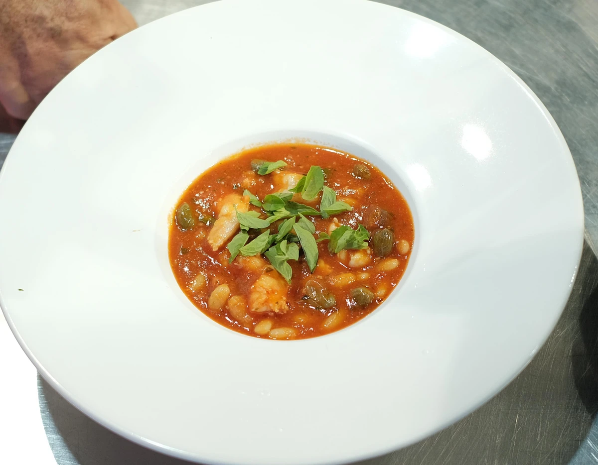 Camarões à putanesca com feijão-branco por Ayan Alexandre