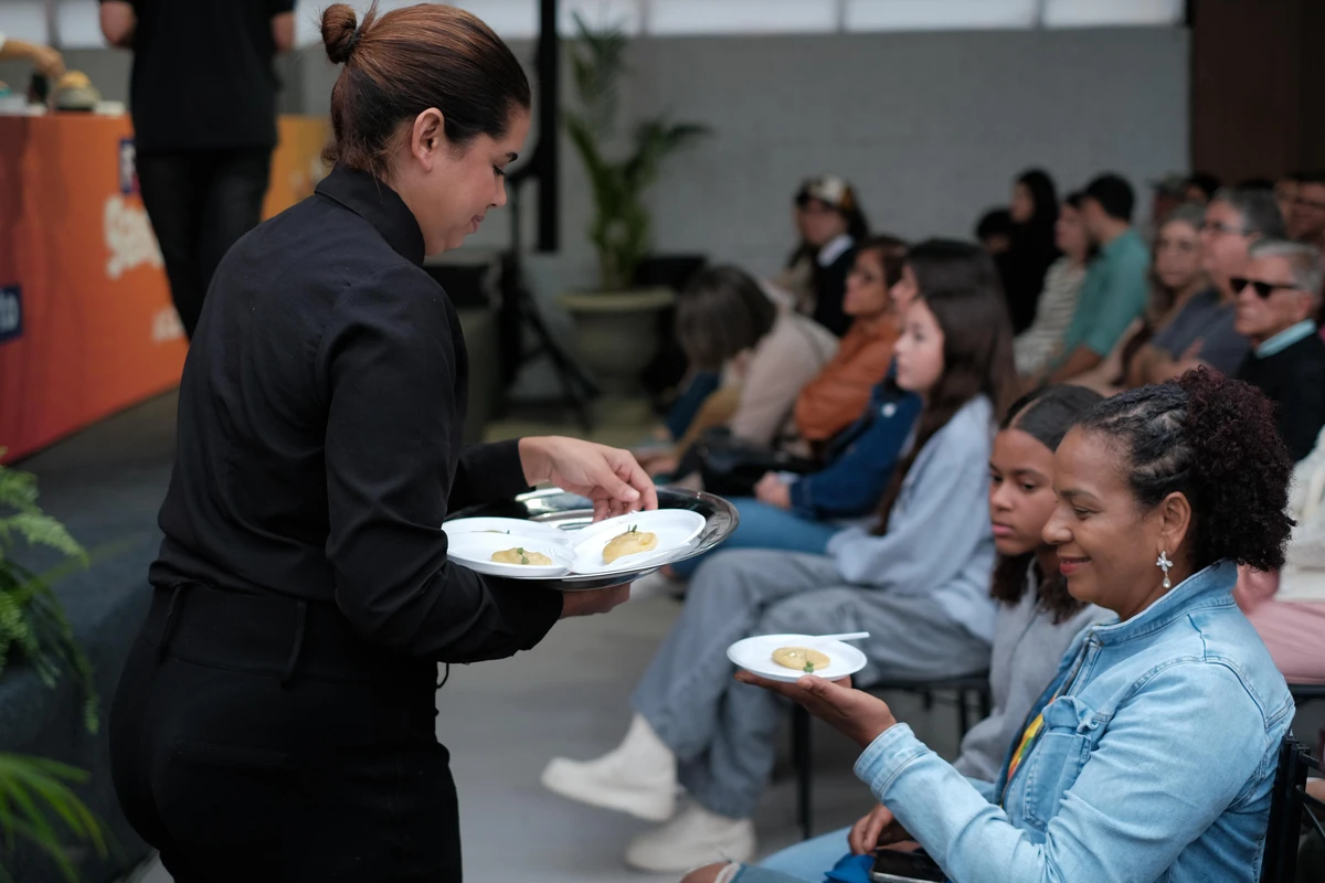 Degustação do ravióli de Renato Santos por Ayan Alexandre