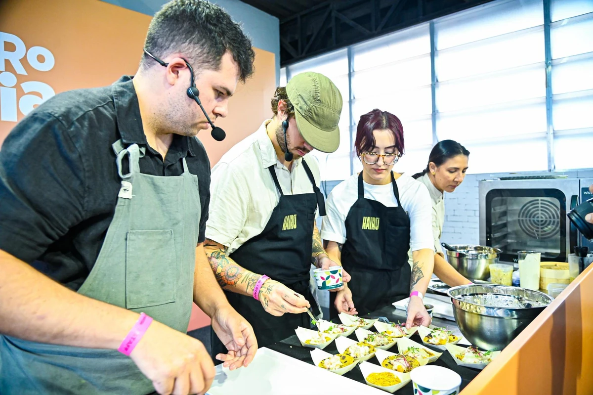 Caio e Igor propuseram uma mistura de influências culinárias em uma entrada para comer com as mãos por Arthur Louzada