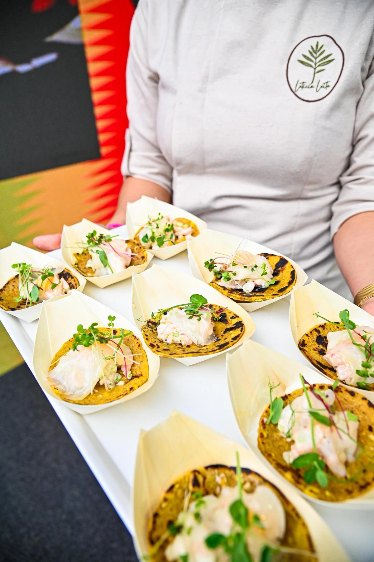 Tortilhas de banana-da-terra com salada de camarão e maionese de ostra por Arthur Louzada