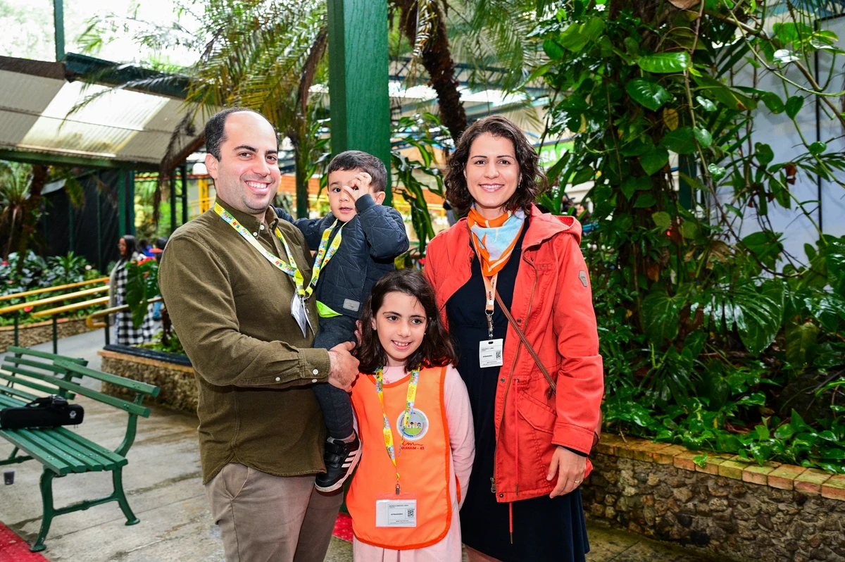 Victor e Caroline Amiel, com os filhos Rafaela e Caleb