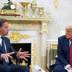 Presidente dos EUA disse estar 'muito insatisfeito' com a Rússia e anunciou planos para fornecer armas 'de ponta' à Ucrânia, via Otan. Trump também ameaçou introduzir tarifas de 100% se um cessar-fogo não for alcançado em 50 dias.