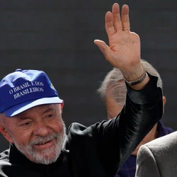 Lula tem mantido o tom em relação ao presidente dos Estados Unidos, afirmando sucessivas vezes que o Brasil não deveria se curvar aos EUA
