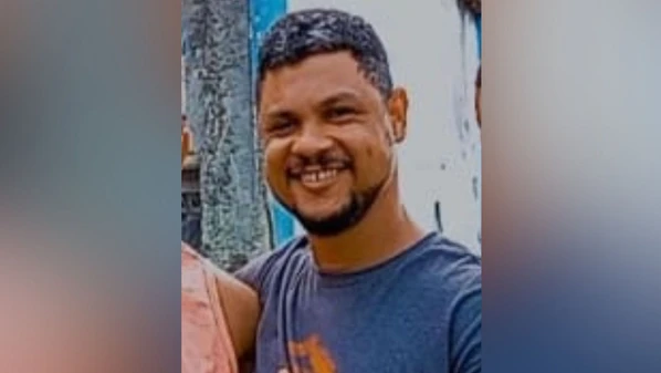 O homem foi esfaqueado no final da tarde de domingo (13), em Jesus de Nazareth, Vitória; família aponta a companheira como principal suspeito