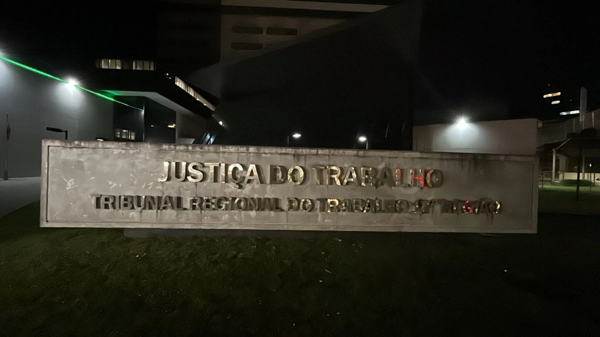 Audiência termina em confusão após advogado ser agredido e insultado.
