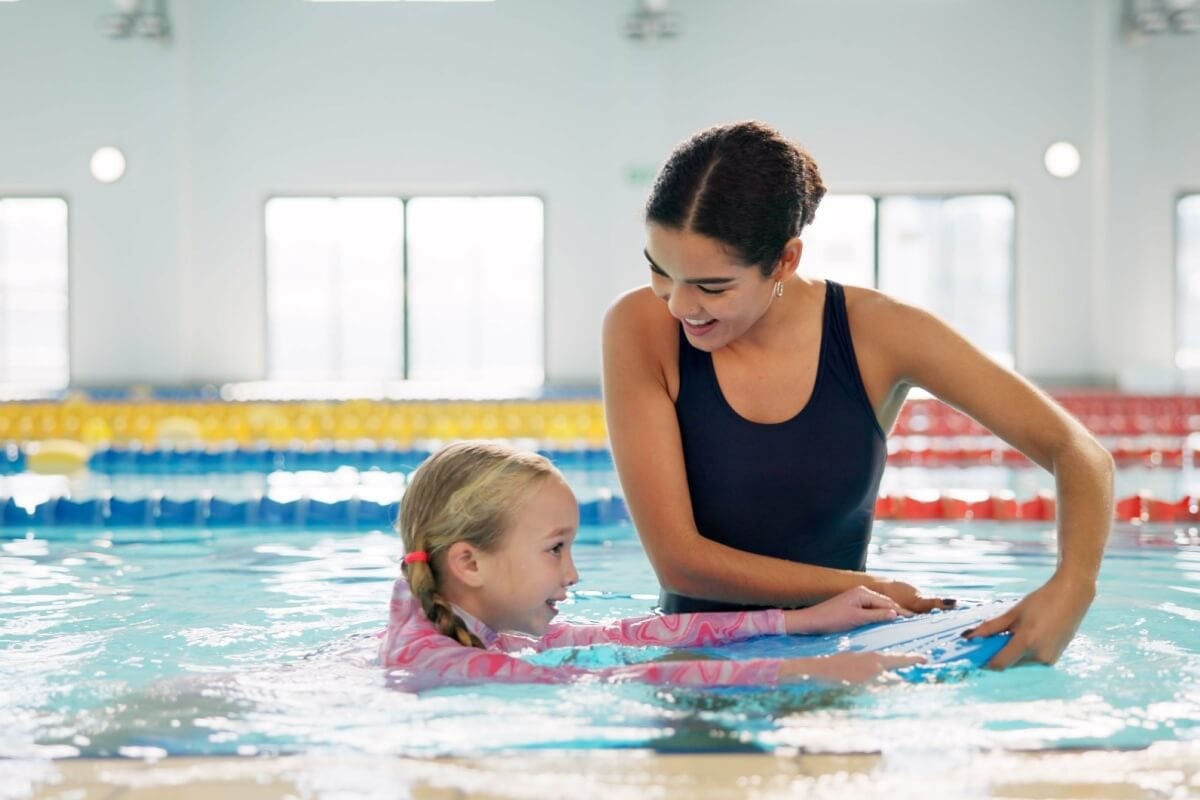 A prática regular da natação contribui significativamente para o fortalecimento do sistema respiratório das crianças (Imagem: PeopleImages.com - Yuri A | Shutterstock)