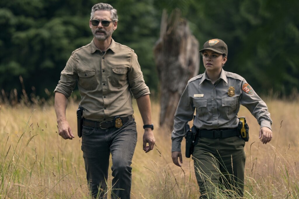 Na minissérie &#8220;Indomável&#8221;, um agente investigativo e sua parceira novata enfrentam o lado mais sombrio da floresta de Yosemite (Imagem: Reprodução digital | Netflix)