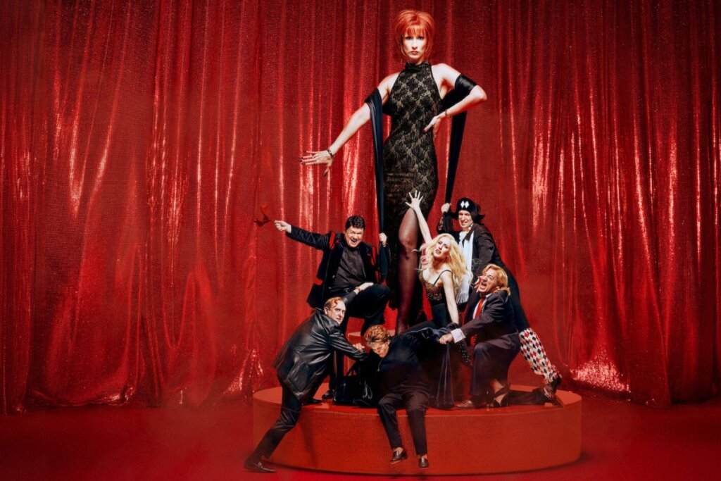 Na série &#8220;Superstar&#8221;, o pop espanhol dos anos 2000 é revisitado com acidez, drama e muito brilho por meio da figura de Yurena (Imagem: Reprodução digital | Netflix)