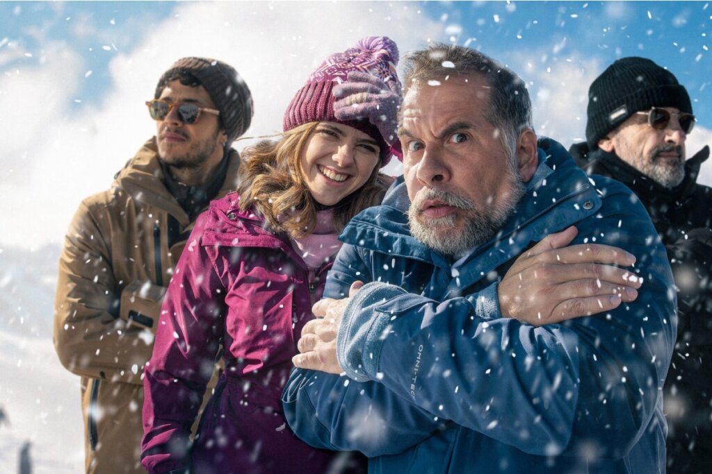 No filme &#8220;Família, Pero No Mucho&#8221;, uma viagem a Bariloche vira um teste de paciência para um pai ciumento em meio a neve e conflitos familiares (Imagem: Reprodução digital | Netflix)