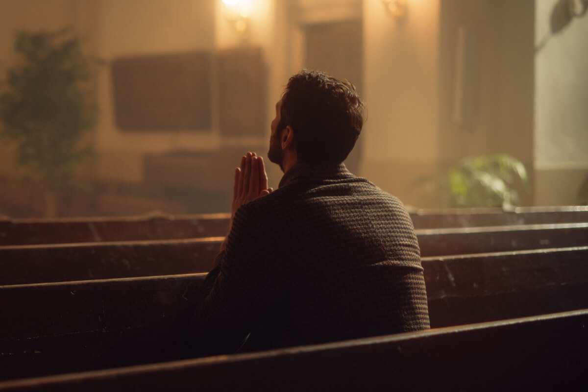 Orações por proteção ajudam a iniciar a semana com paz, força e sabedoria (Imagem: Gorodenkoff | Shutterstock)