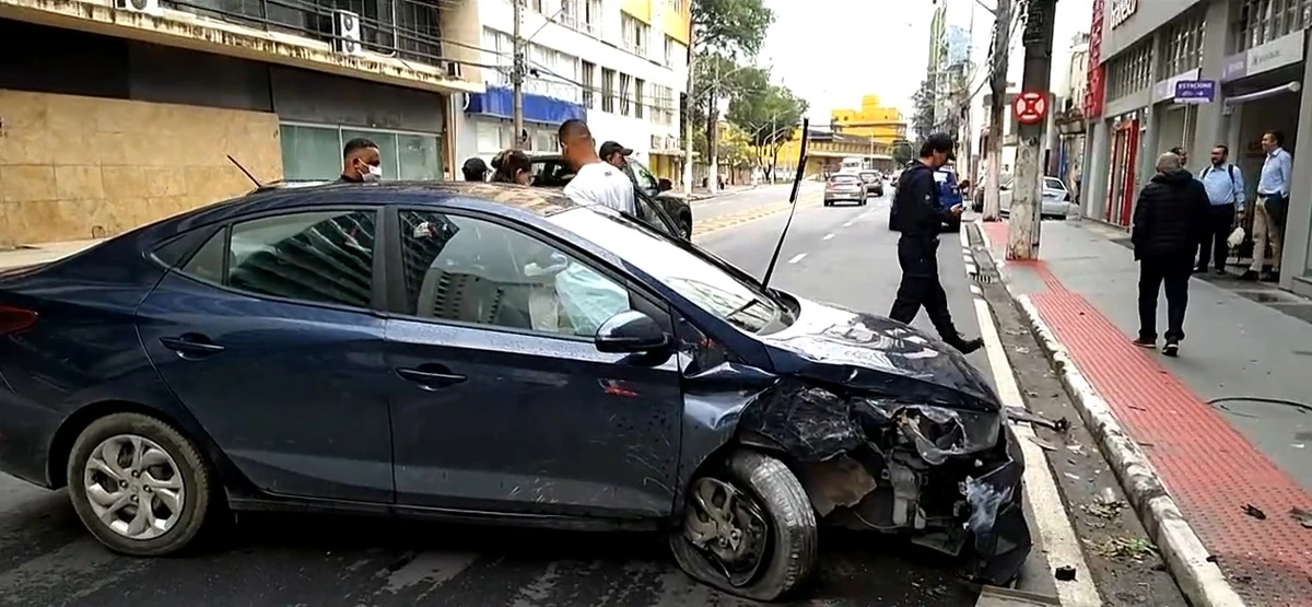 Motorista colide com poste no Centro de Vitória