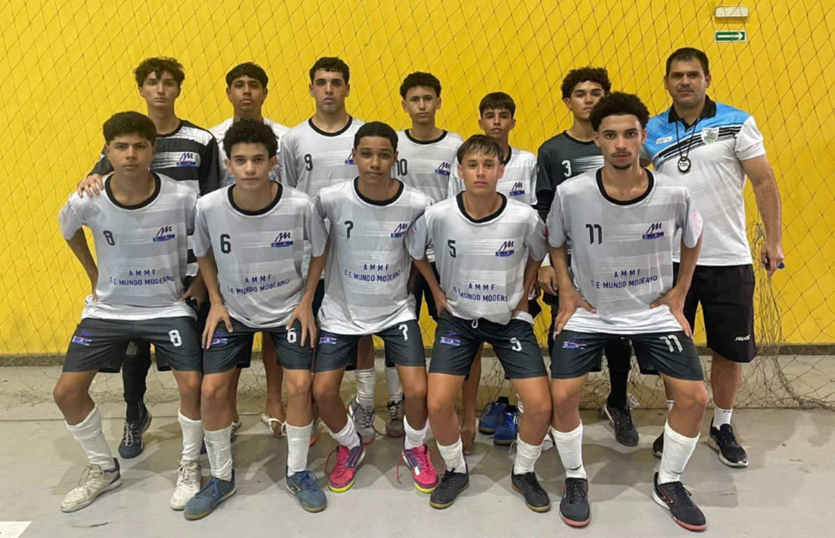 Time de futsal do Centro Educacional Mundo Moderno