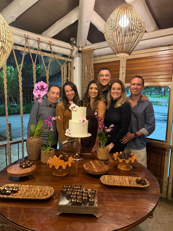 Valdecir e Geisiane Torezani celebrando o aniversário de Juliana ao lado do esposo Rafael Vasconcelos e dos amigos Samantha Tetzlaff e Ricardo Cardoso, no El Gitano