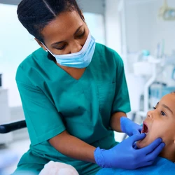 O ideal é que a primeira visita ao dentista seja por volta dos seis anos, ou caso os pais identifiquem algum sintoma