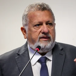 O presidente da Caixa, Carlos Vieira, projeta chegar ao fim do ano com R$ 250 bilhões em contratações de crédito habitacional, sendo R$ 138 bilhões neste semestre.
