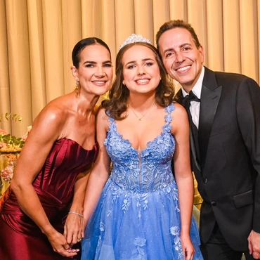 Imagem - Flávia e Rodrigo Almeida celebram 15 anos da filha Elisa em Vitória