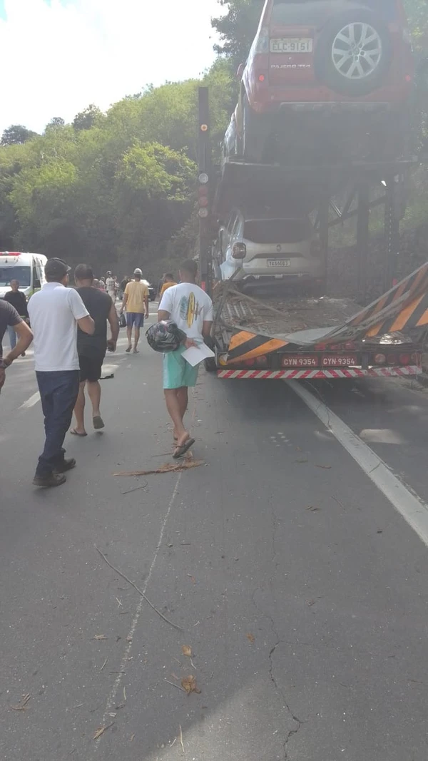 Carreta-cegonha envolvida no acidente em Pedro Canário  por Redes Sociais