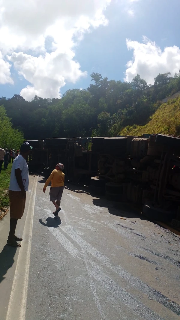 Carreta com carga de madeira ficou tombada na pista em acidente em Pedro Canário por Redes Sociais