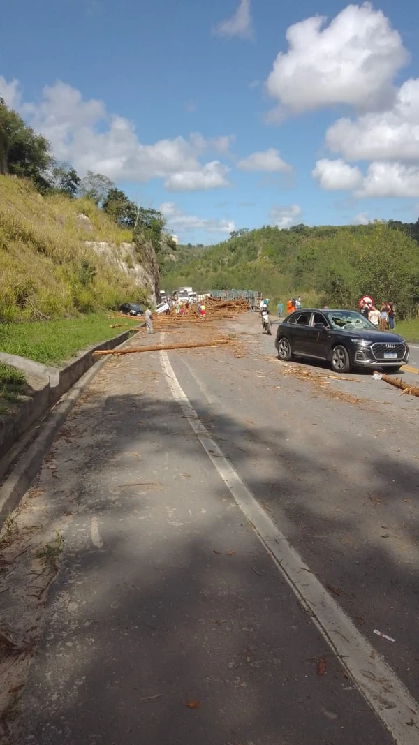 Carro de passeio envolvido no acidente na BR 101, em Pedro Canário por Redes Sociais