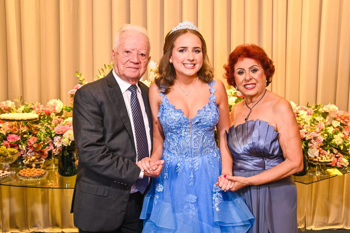 Elisa Almeida e os avós Sebastião e Delva Almeida