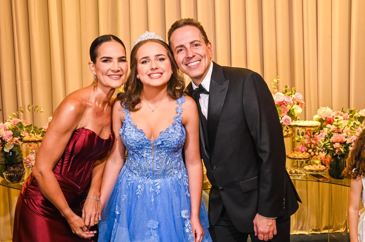 Elisa Almeida e os pais Flávia e Rodrigo Almeida