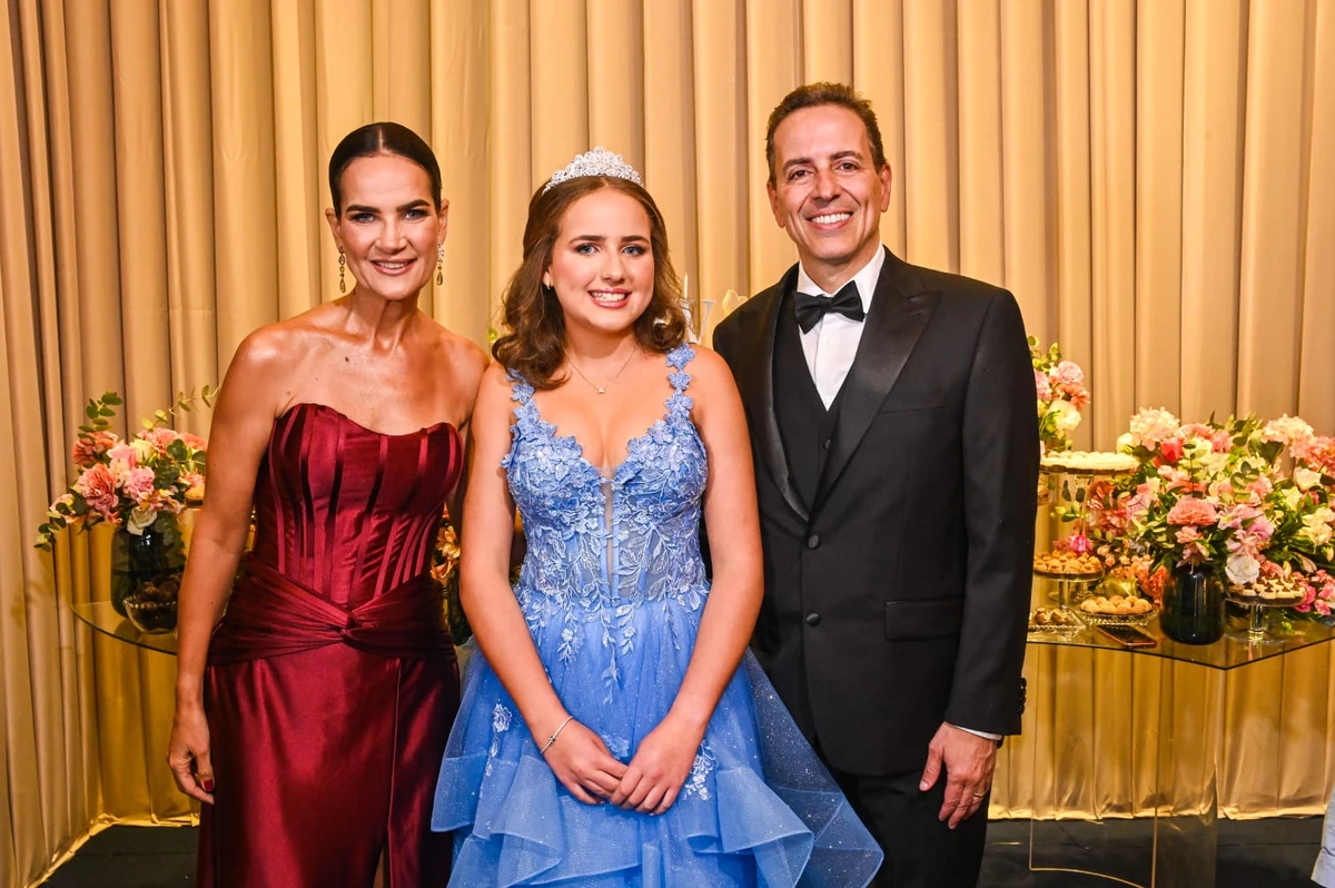 Elisa Almeida e os pais Flávia e Rodrigo Almeida