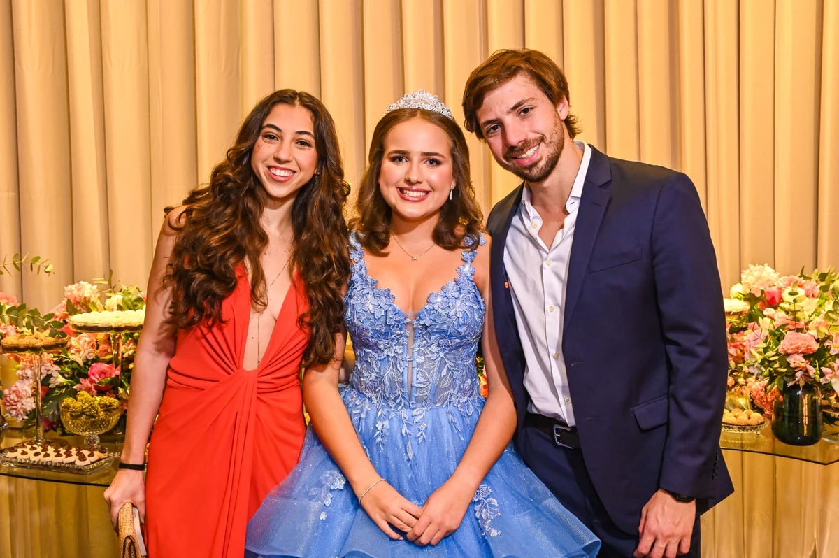 Elisa Almeida e os primos Ana e Caio Almeida Barros