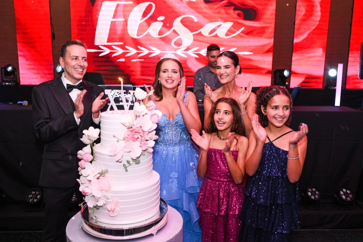 Flávia e Rodrigo Almeida e as filhas Elisa, Alice e Lara