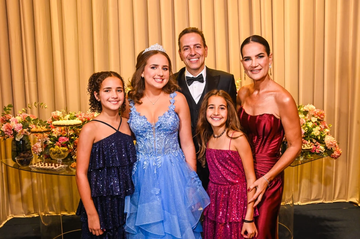 Flávia e Rodrigo Almeida e as filhas Elisa, Alice e Lara