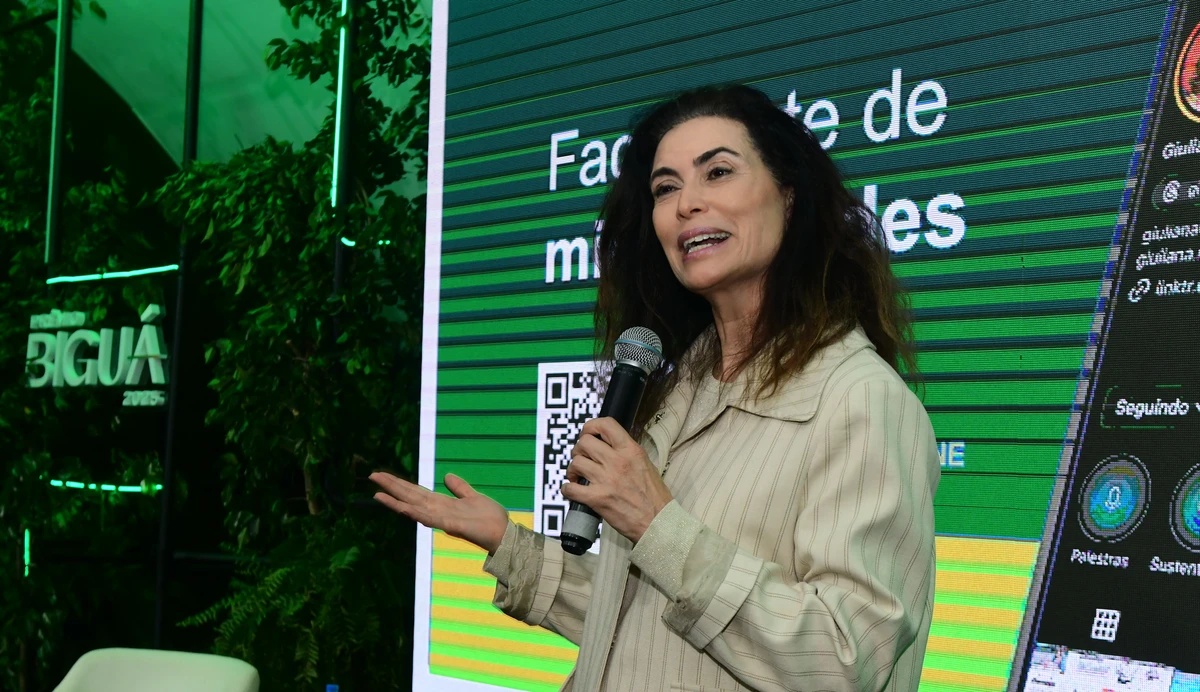 Palestra da jornalista Giuliana Morrone no lançamento do prêmio Biguá