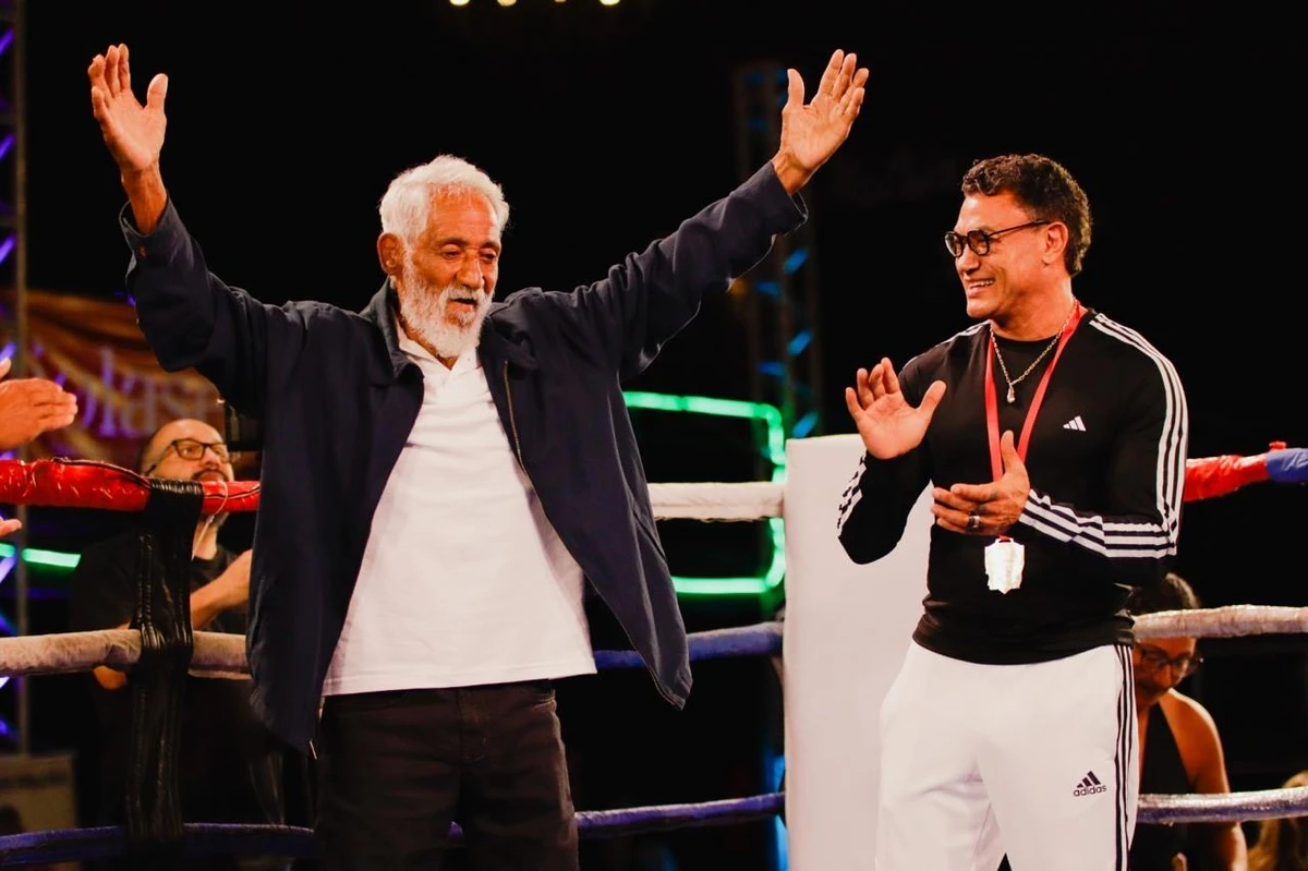 Touro Moreno, o aniversariante e homenageado da noite, com o ícone do boxe,   Popó de Freitas