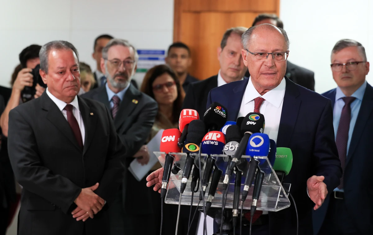 Vice-presidente e ministro do Desenvolvimento, Geraldo Alckimin,ao lado do presidente da CNI, Antonio Ricardo Alvarez Alban