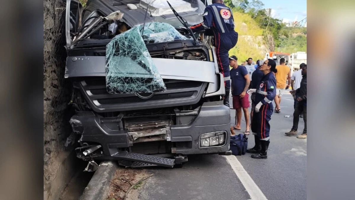 Vítima ficou presa às ferragens de caminhão em acidente na BR 101 por Redes Sociais