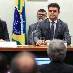 Proposta que vai ao plenário mantém limite de 34% na tributação combinada de pessoas físicas e jurídicas de alta renda