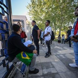 A legislação aprovada ainda endurece a regra de agrupamento familiar — a solicitação para que parentes de imigrantes regularizados no país possam viver em Portugal também.
