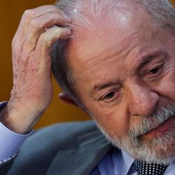 Lula assinou decreto que regulamenta a lei que poderá ser usada para retaliar os Estados Unidos por tarifa de 50% sobre produtos brasileiros.