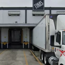 O rapaz,  que trabalhava na equipe de limpeza da empresa Tina's Burritos, higienizava o equipamento quando foi sugado para dentro do aparelho da fábrica de alimentos congelados