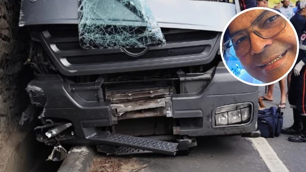 Motorista de uma carreta-cegonha morreu preso às ferragens; carga de madeira de outro veículo envolvido no acidente ficou espalhada na rodovia; trânsito foi liberado às 16h30