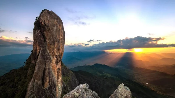 A Pedra do Baú é símbolo da região, tem 1.950 m de altitude e boa pedida para ecoturismo.