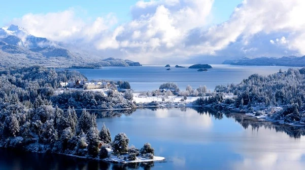 De origem glacial, o Lago Nahuel Huapi é destaque em Bariloche, garantindo bela paisagem.