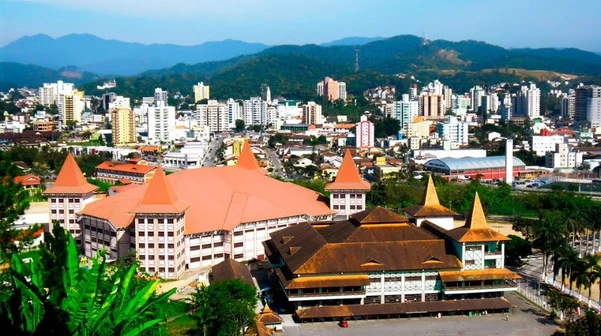 Além do clima serrano, Brusque é conhecida como “Cidades dos Tecidos” . Crédito: Relogar1 / Domínio Público
