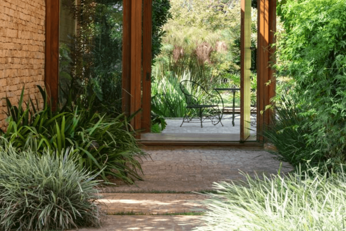 Conhecer o ciclo das plantas e como elas reagem ao inverno garante bons resultados no paisagismo (Projeto de arquitetura: Gilda Meirelles | Paisagismo: Catê Poli | Foto: Evelyn Muller) 