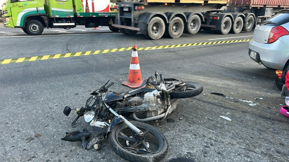 Motociclista morre após colidir com carro na Rodovia do Contorno, em Cariacica