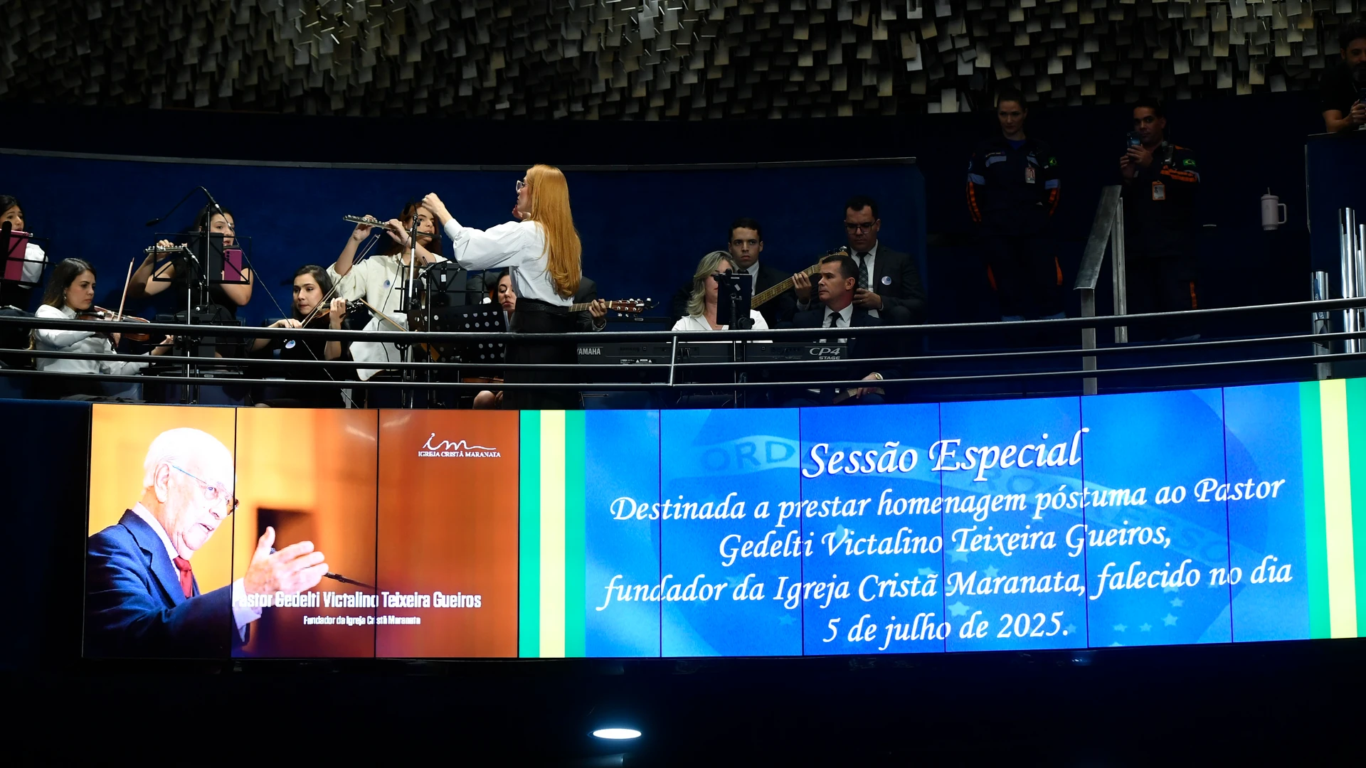 Ex-presidente da República esteve em sessão, realizada nesta quinta-feira (17), para homenagem póstuma ao pastor e presidente da igreja, Gedelti Gueiros