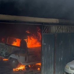 Chamas se alastraram por vários carros que estavam no local no início da tarde de quinta-feira (17); fogo foi contido e ninguém ficou ferido