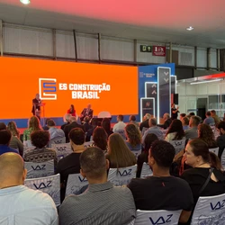 Antônio Anastasia e a promotora de justiça e dirigente do CAOA/MP-ES Bruna Legora discutiram mudanças e flexibilizações para aumentar segurança jurídica
