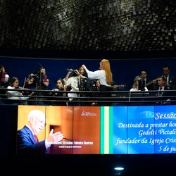 Ex-presidente da República esteve em sessão, realizada nesta quinta-feira (17), para homenagem póstuma ao pastor e presidente da igreja, Gedelti Gueiros
