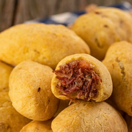 Bolinho de aipim com carne-seca