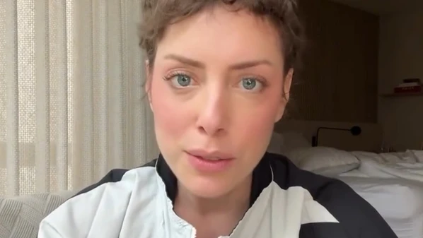 Ela ocorre quando a cessação da menstruação e a perda da função ovariana são causadas por tratamento médico, como quimioterapia ou cirurgia, e não por envelhecimento natural