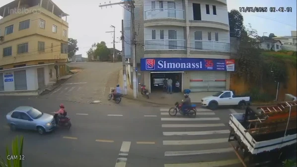 Imagens mostram que automóvel invadiu a contramão e atingiu a vítima, que foi socorrida para o hospital